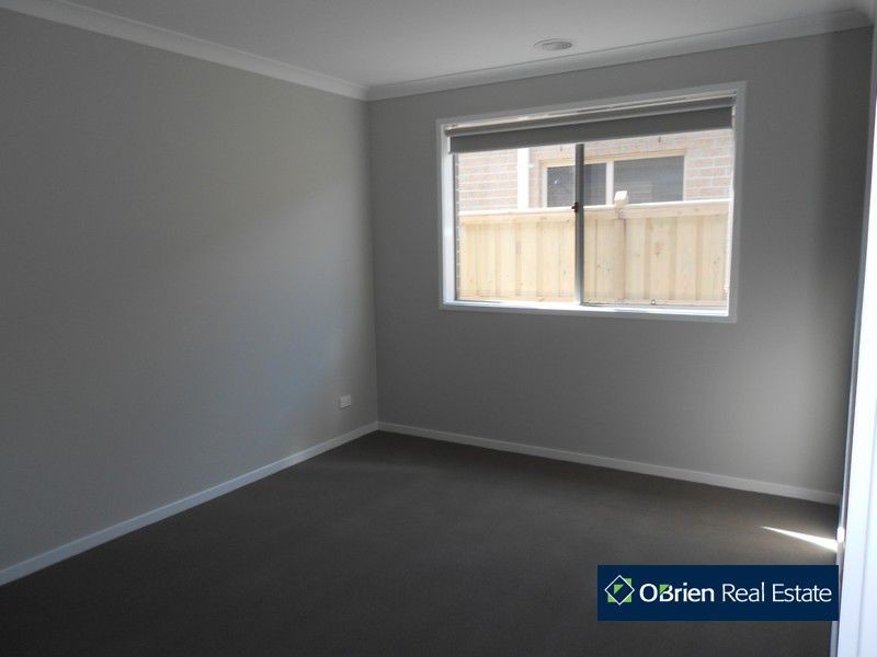 24 Mickleham Drive, Cranbourne North VIC 3977