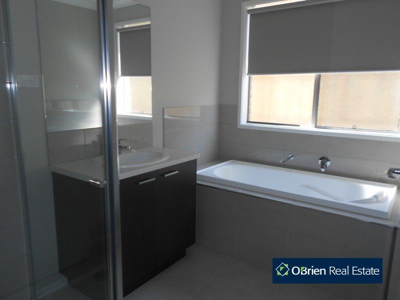24 Mickleham Drive, Cranbourne North VIC 3977