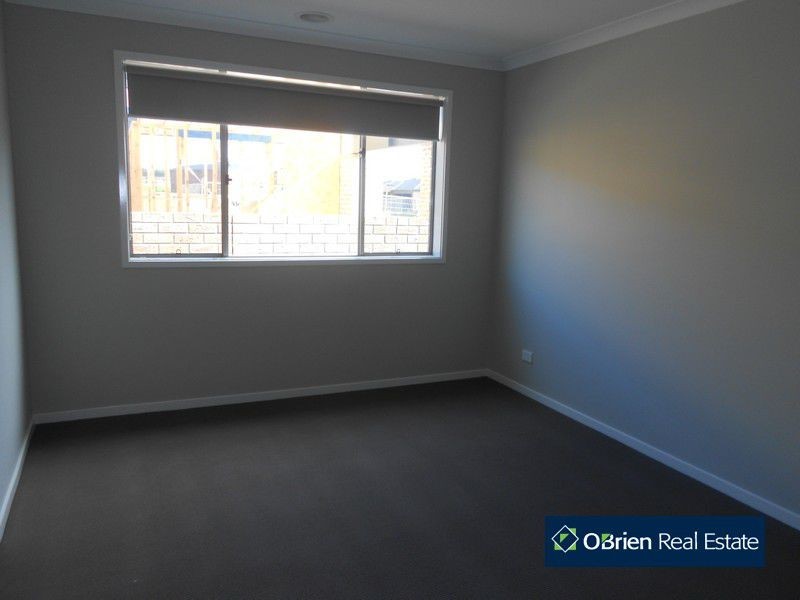 24 Mickleham Drive, Cranbourne North VIC 3977