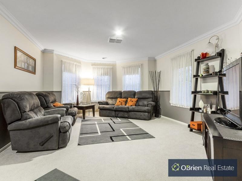 12 Gwenton Avenue, Cranbourne East VIC 3977