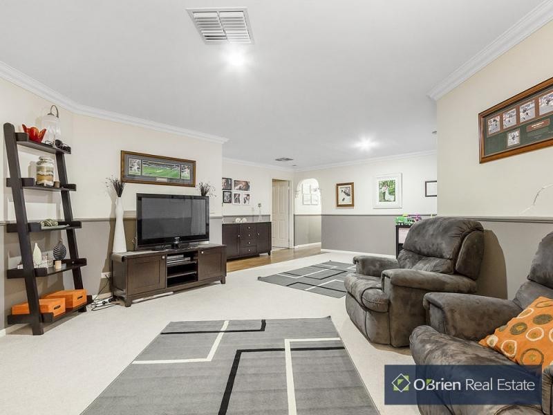 12 Gwenton Avenue, Cranbourne East VIC 3977