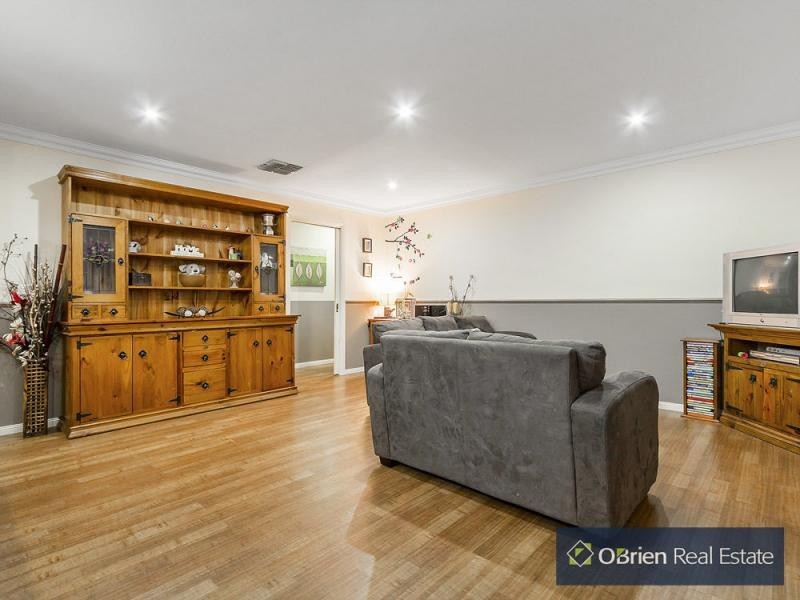 12 Gwenton Avenue, Cranbourne East VIC 3977