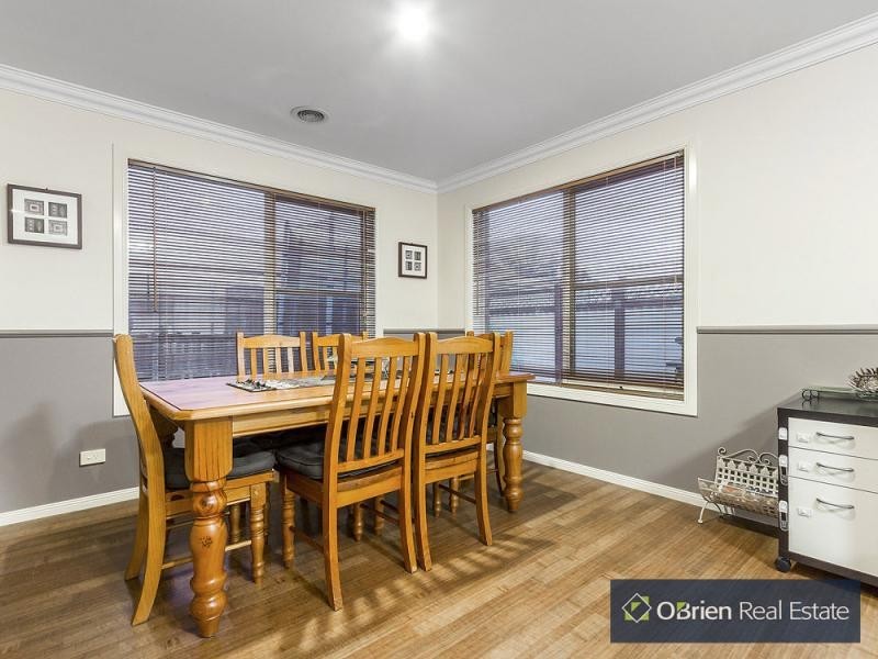 12 Gwenton Avenue, Cranbourne East VIC 3977