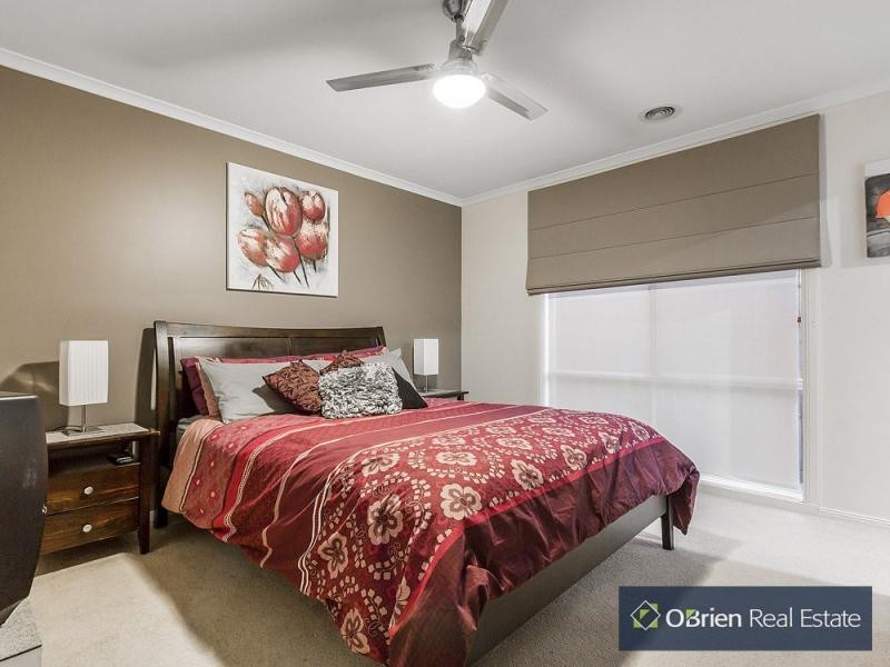 12 Gwenton Avenue, Cranbourne East VIC 3977