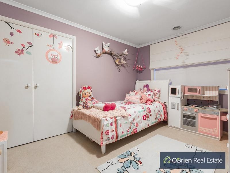 12 Gwenton Avenue, Cranbourne East VIC 3977