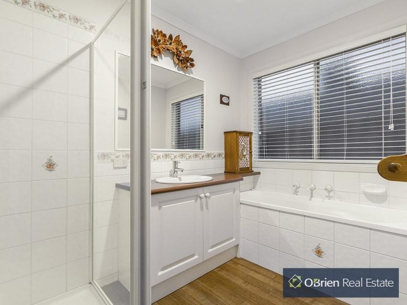 12 Gwenton Avenue, Cranbourne East VIC 3977