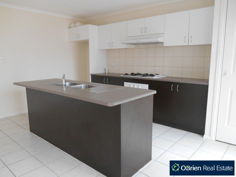 33 Honey Myrtle Way, Cranbourne VIC 3977