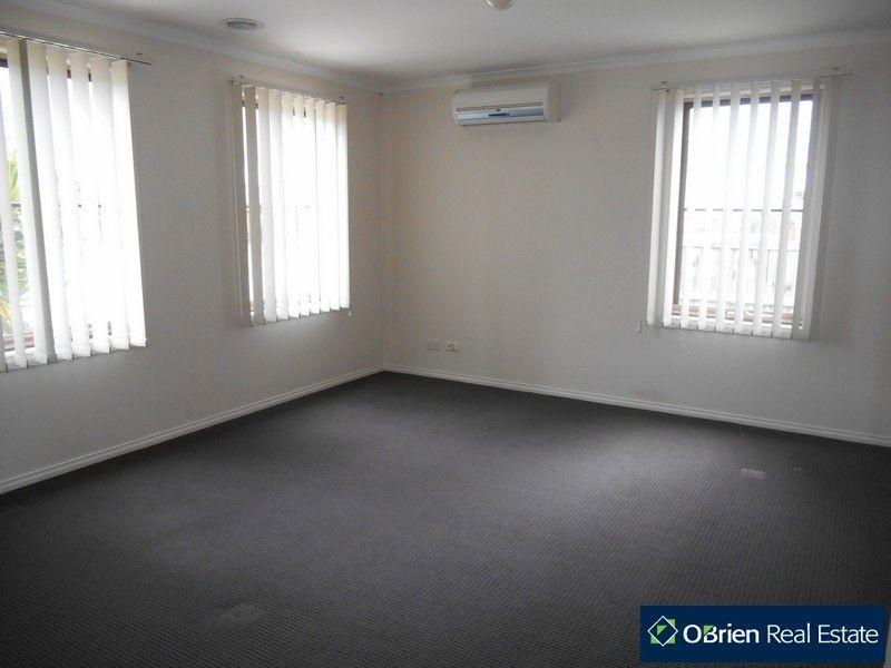 33 Honey Myrtle Way, Cranbourne VIC 3977