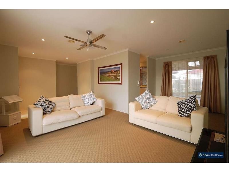 4 Chesterfield Drive, Narre Warren South VIC 3805