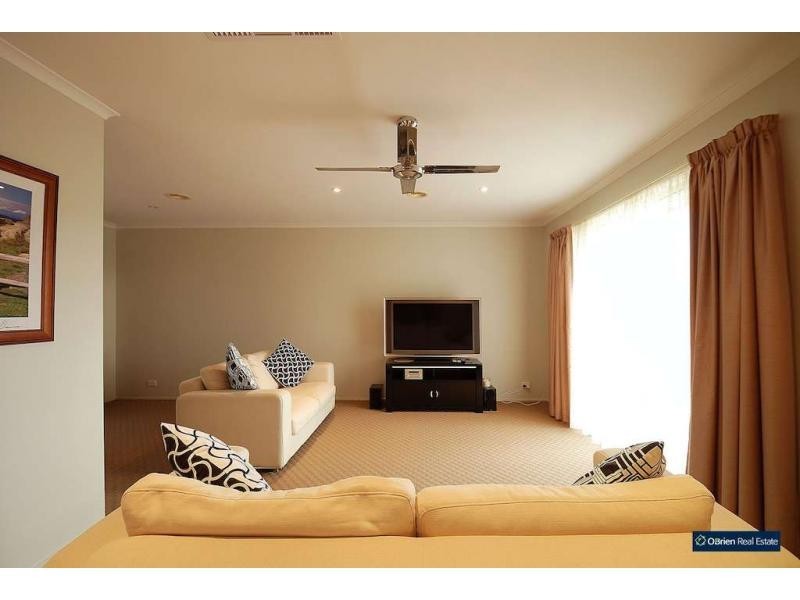 4 Chesterfield Drive, Narre Warren South VIC 3805