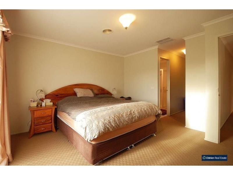 4 Chesterfield Drive, Narre Warren South VIC 3805