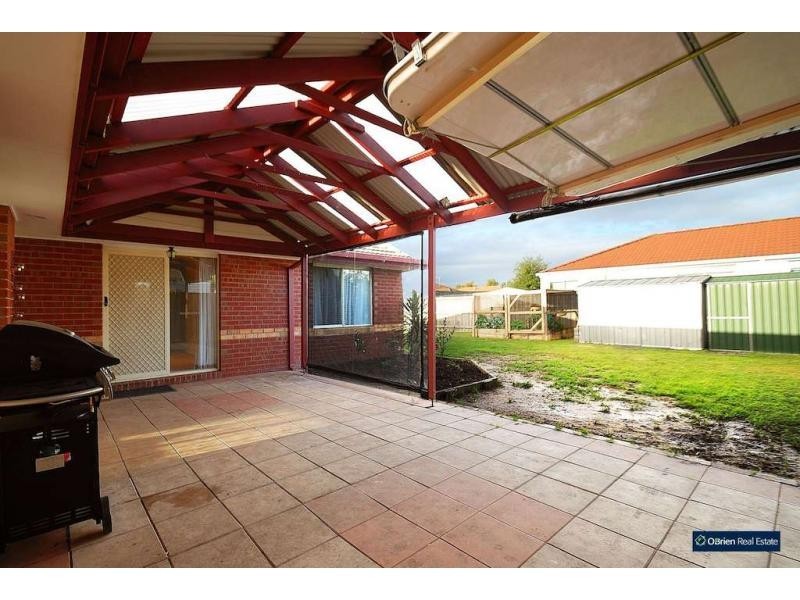 4 Chesterfield Drive, Narre Warren South VIC 3805