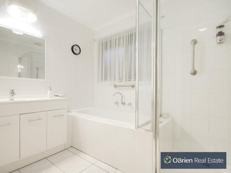 4 Rowen Court, Cranbourne North VIC 3977