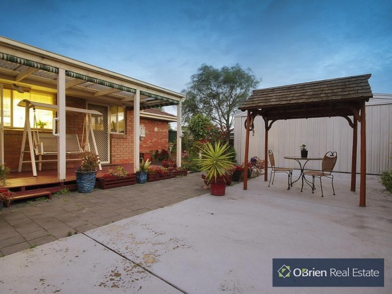 4 Rowen Court, Cranbourne North VIC 3977