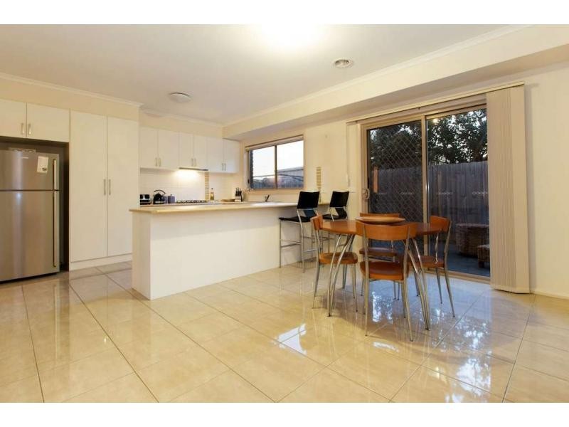 2/15 Coniston Avenue, Berwick VIC 3806