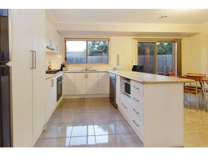 2/15 Coniston Avenue, Berwick VIC 3806