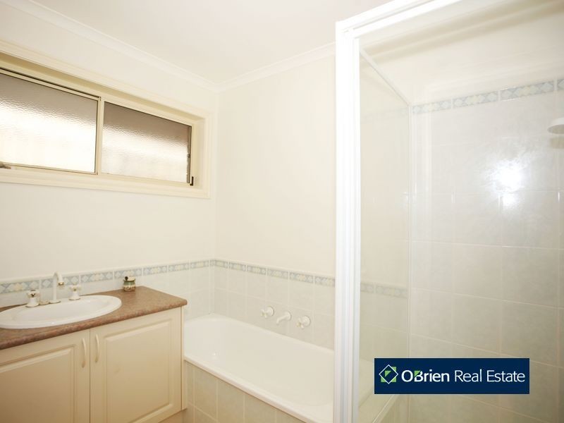 13 Pioneers Crescent, Pakenham VIC 3810