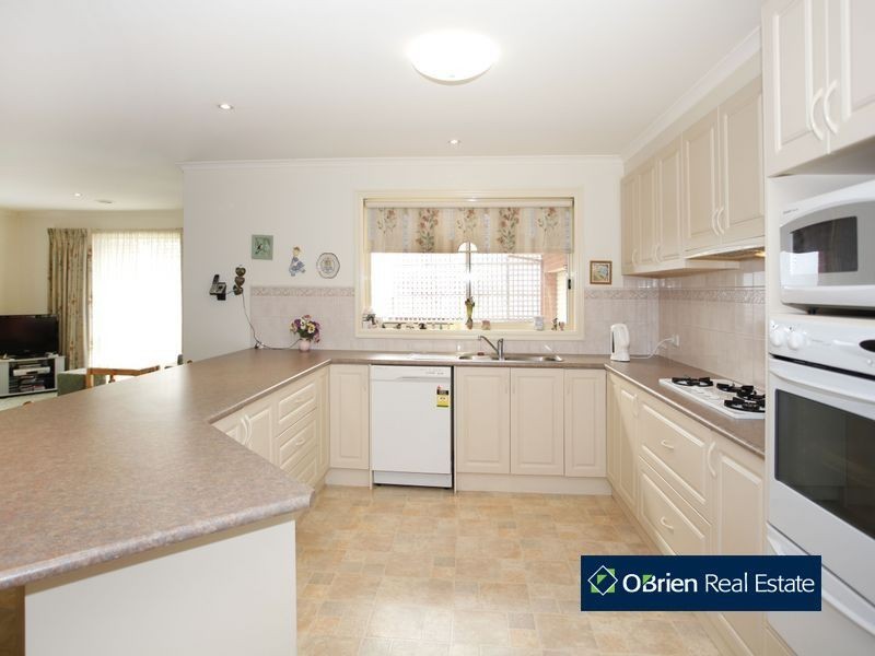 13 Pioneers Crescent, Pakenham VIC 3810