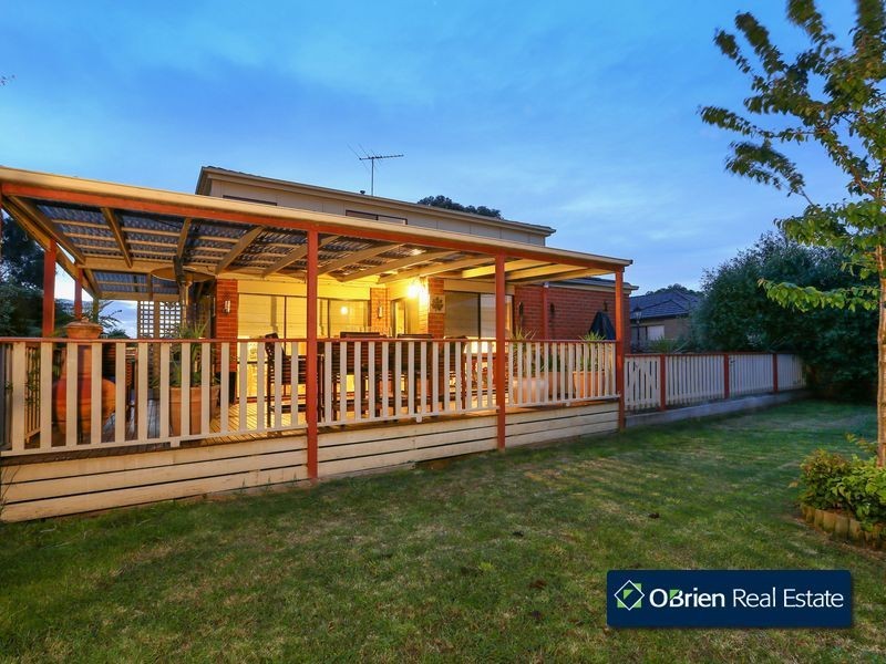 2 Wattle Grove, Narre Warren South VIC 3805