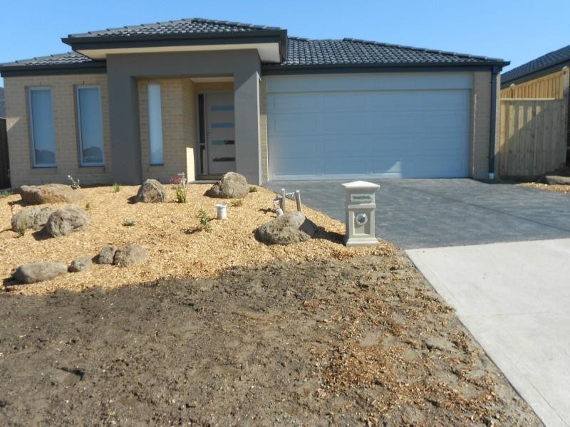11 Grattan Way, Pakenham VIC 3810