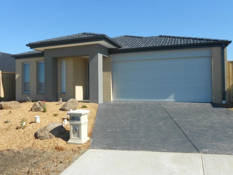11 Grattan Way, Pakenham VIC 3810