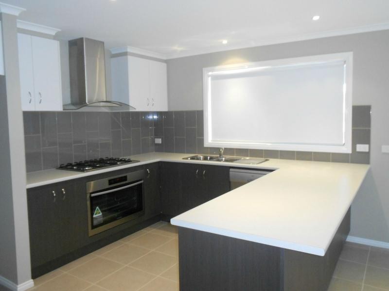 11 Grattan Way, Pakenham VIC 3810