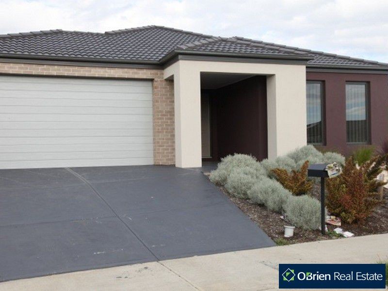 5 Stately Drive, Cranbourne VIC 3977
