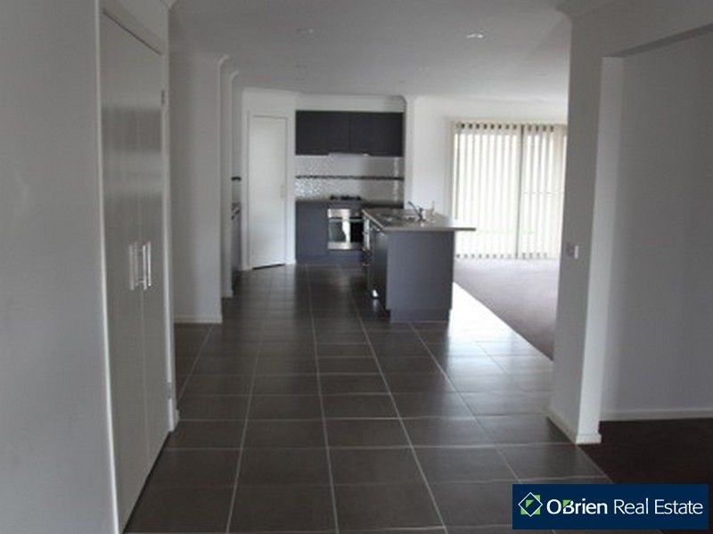 5 Stately Drive, Cranbourne VIC 3977