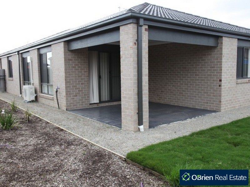 5 Stately Drive, Cranbourne VIC 3977
