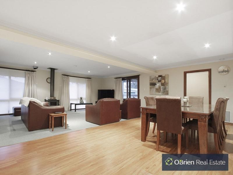 18 Rimfire Cresent, Cranbourne VIC 3977