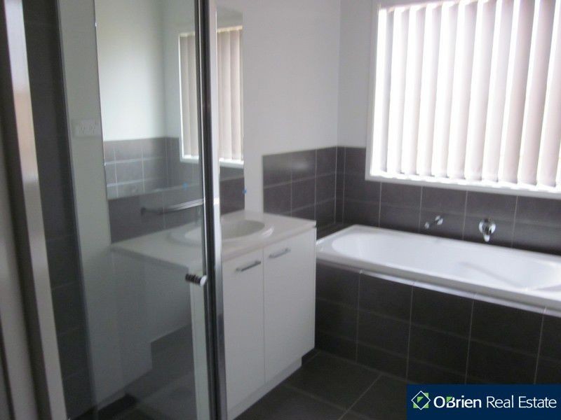 3 Barwon Street, Clyde North VIC 3978