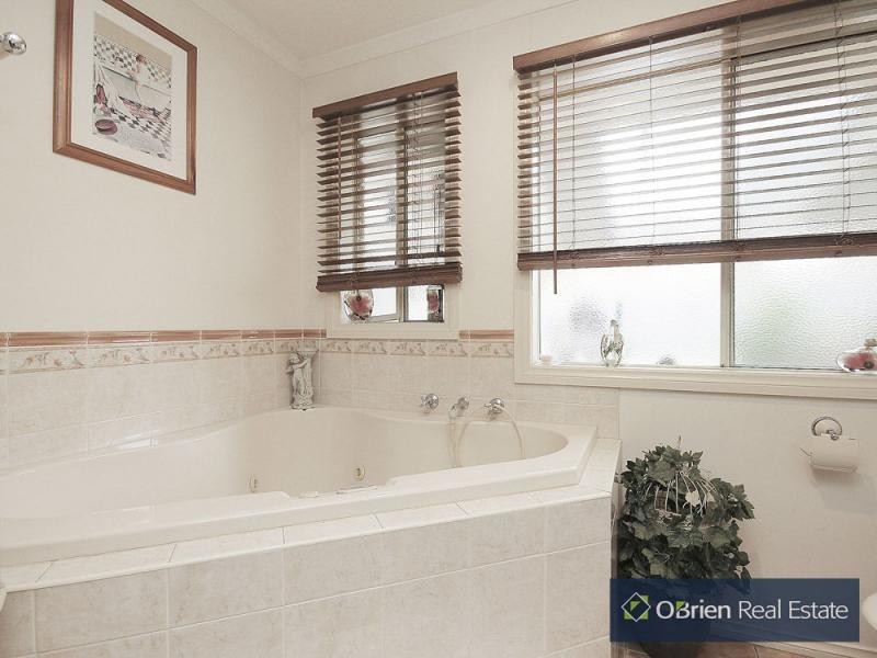 150 Sweeney Drive, Narre Warren VIC 3805