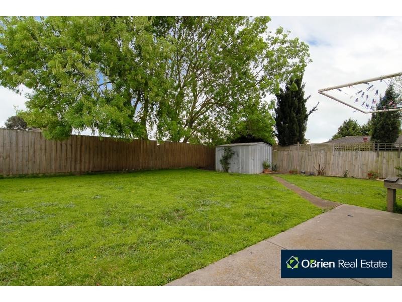 5 Crystal Gardens, Cranbourne West VIC 3977