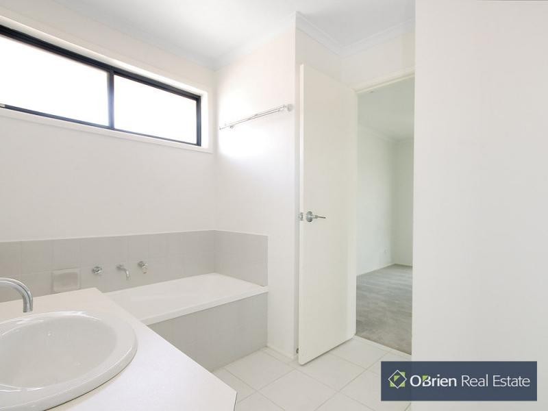 6 Taree Close, Pakenham VIC 3810