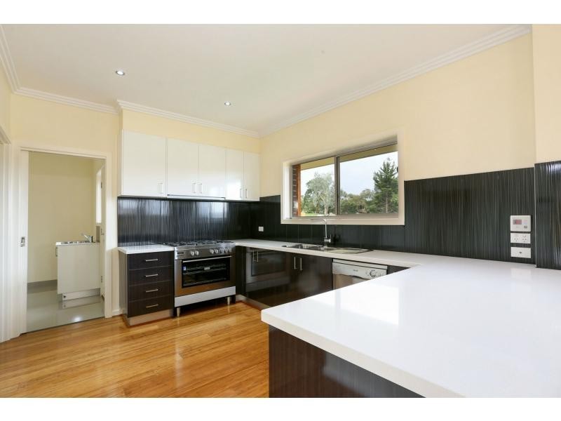 2/6-8 Innes Court, Berwick VIC 3806