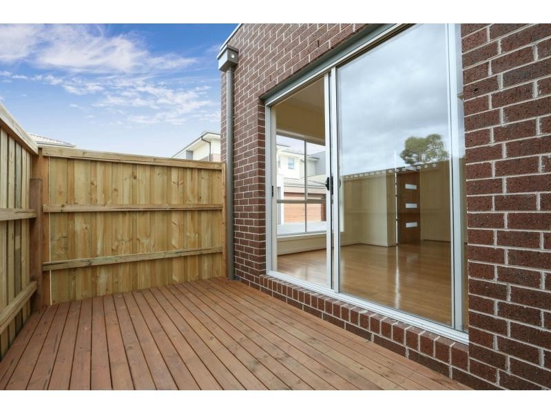 2/6-8 Innes Court, Berwick VIC 3806