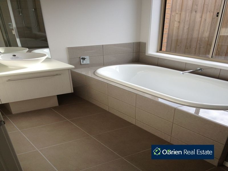 7 Clendon Drive, Officer VIC 3809