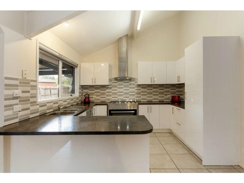 16 Upton Crescent, Narre Warren VIC 3805