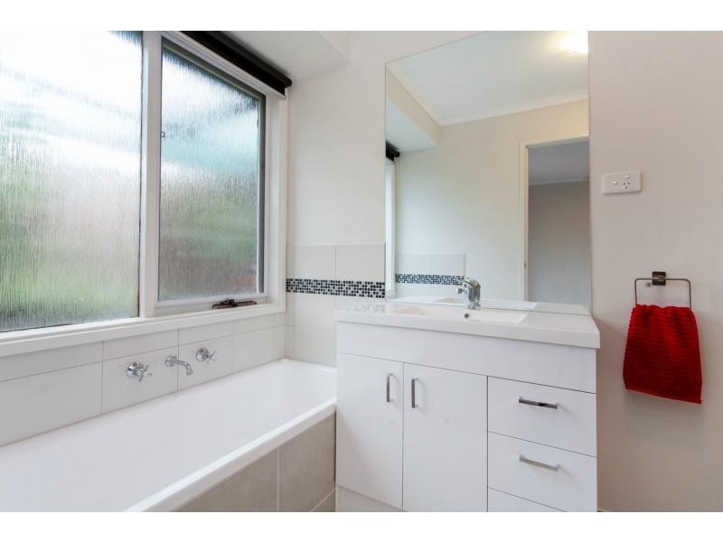 16 Upton Crescent, Narre Warren VIC 3805