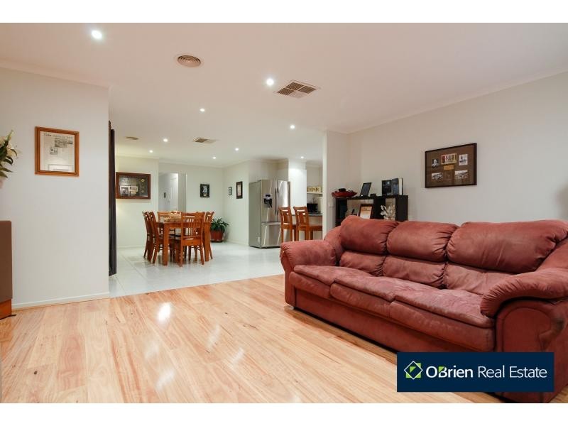 8 Chin Court, Berwick VIC 3806