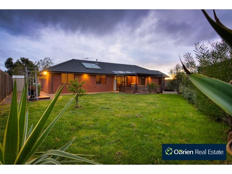 8 Chin Court, Berwick VIC 3806