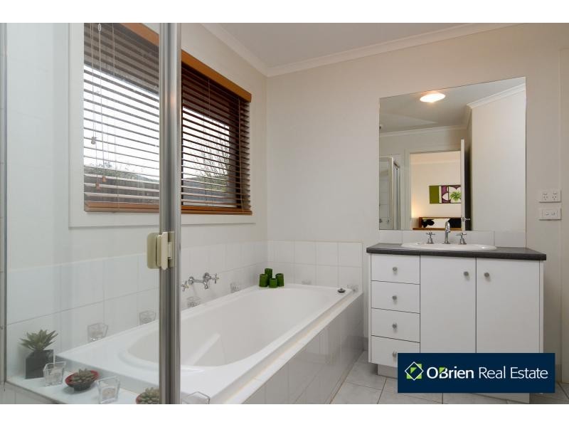8 Chin Court, Berwick VIC 3806