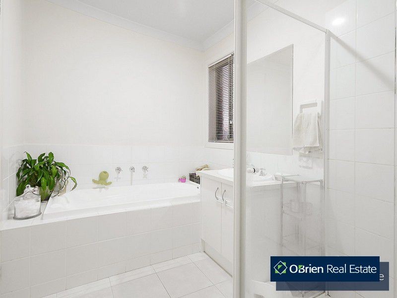 4 Chong Court, Berwick VIC 3806