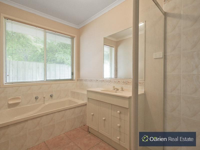 29 Hutchinson Drive, Lynbrook VIC 3975