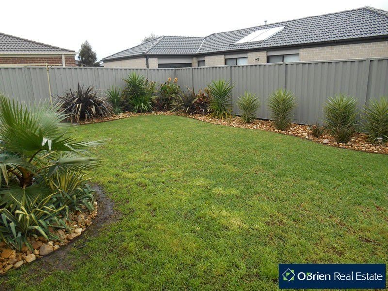 11 Beauchamp Way, Cranbourne VIC 3977