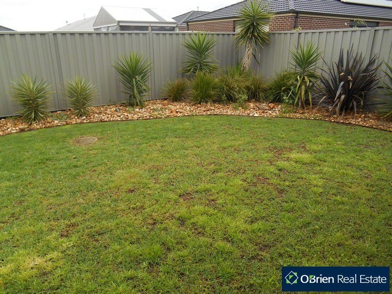 11 Beauchamp Way, Cranbourne VIC 3977