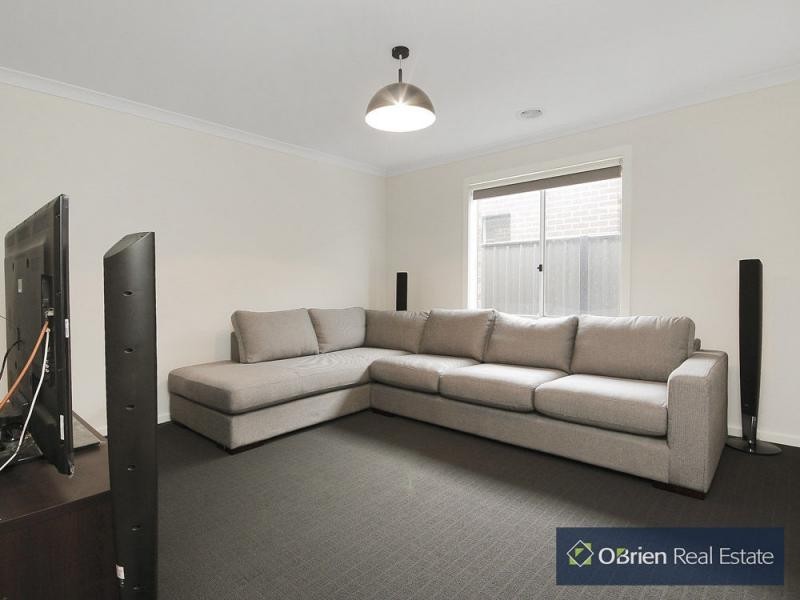 39 Falabela Road, Clyde North VIC 3978