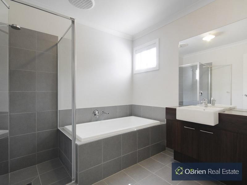 39 Falabela Road, Clyde North VIC 3978