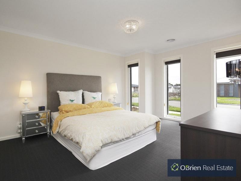 39 Falabela Road, Clyde North VIC 3978