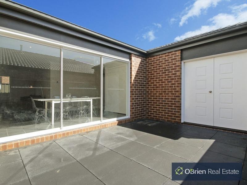 39 Falabela Road, Clyde North VIC 3978
